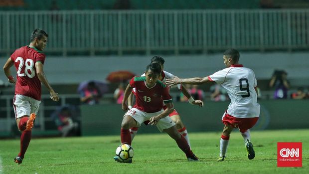 Febri Hariyadi melakukan percobaan gol melalui tendangan-tendangan dari luar kotak penalti. (