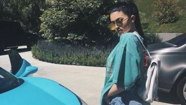 7 Gaya Kylie Jenner Pakai Baju Sewarna dengan Mobil hingga Stroller