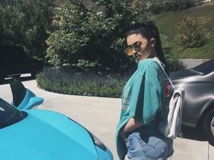 7 Gaya Kylie Jenner Pakai Baju Sewarna dengan Mobil hingga Stroller