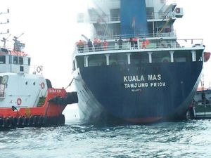 Polisi Cek Kapal Kuala Mas yang Terbakar di Kepulauan Seribu Polisi Cek Kapal Kuala Mas yang Terbakar di Kepulauan Seribu