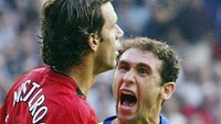 Manchester United 0-0 Arsenal (Premier League) 21 September 2003. Laga supersengit ini memunculkan 8 kartu kuning, kartu merah buat Patrick Vieira, penalti Ruud van Nistelrooy kena mistar, dan cemoohan kencang dari Martin Keown ke Van Nistelrooy. (Foto: Shaun Botterill/Getty Images)