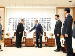 Kim Jong-Un dan Moon Sepakat Wujudkan Korea yang Bebas Nuklir