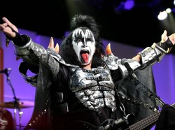 Pentolan Band KISS Gene Simmons Jadi Penyiar Cuaca