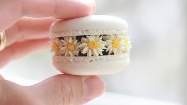 Wouw, Cantiknya! Macaron Ini Dihiasi Bunga-bunga Mungil dari Buttercream