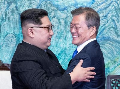 Momen Pelukan Hangat Kim Jong Un dan Presiden Korsel