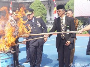 Kemenkum HAM Jabar Bakar Ratusan Ponsel Milik Napi Kemenkum HAM Jabar Bakar Ratusan Ponsel Milik Napi