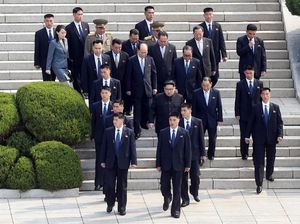 Aksi Pengawal Kim Jong-Un yang Bikin Netizen Gagal Fokus Aksi Pengawal Kim Jong-Un yang Bikin Netizen Gagal Fokus