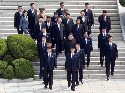 Aksi Pengawal Kim Jong-Un yang Bikin Netizen Gagal Fokus