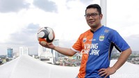 Pertandingan terpaksa dihentikan di injury time babak kedua karena penonton bentrok dengan match steward dan berujung tembakan gas air mata petugas keamanan untuk mengendalikan situasi.