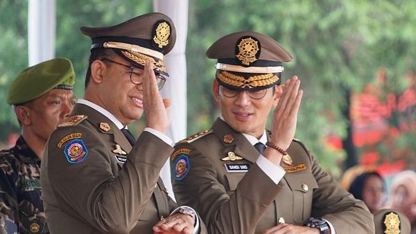 Foto: Pose Bukan Ultraman Anies-Sandi