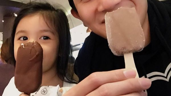 Papa Ganteng, Vino G. Bastian Doyan Kulineran dan Melahap Pete