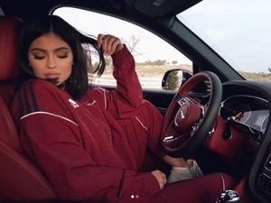 Kylie Jenner Tunjukan Keahlian Memasak Sup Matzo di Instagram