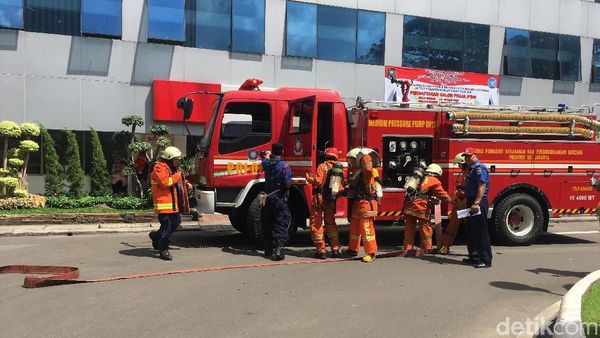 Foto: Kesigapan Pegawai Balai Kota saat Ada Simulasi Kebakaran