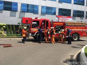 Foto: Kesigapan Pegawai Balai Kota saat Ada Simulasi Kebakaran Foto: Kesigapan Pegawai Balai Kota saat Ada Simulasi Kebakaran