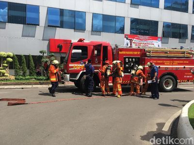 Foto: Kesigapan Pegawai Balai Kota saat Ada Simulasi Kebakaran