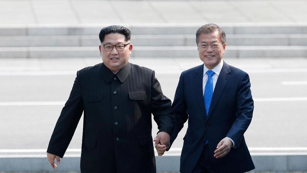 Bersejarah! Senyum Kim Jong Un-Presiden Korsel Saat Gandengan Tangan