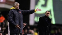 Arsenal masih berkandang di Highbury saat gambar ini diambil. Meski bermain di depan pendukung sendiri, The Gunners kalah 0-2 pada laga ini.(Ben Radford/Getty Images)