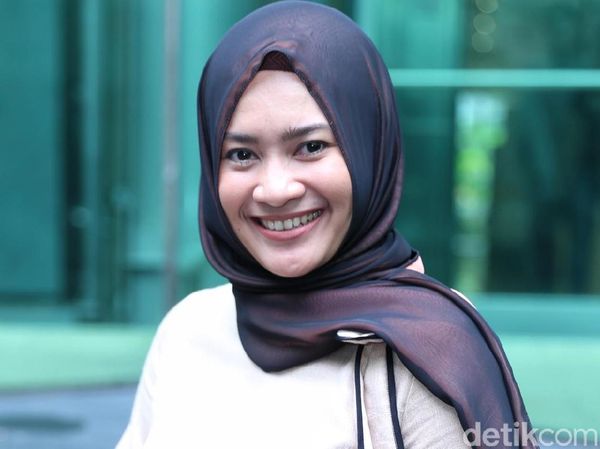 Tampil Berhijab, Ikke Nurjanah Geulis Pisan!