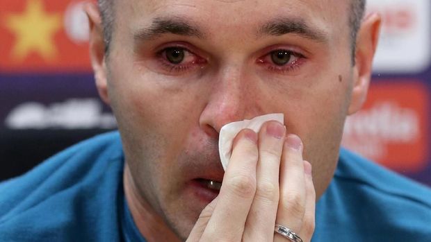 Andres Iniesta menangis dalam konferensi pers perpisahan dari Barcelona.