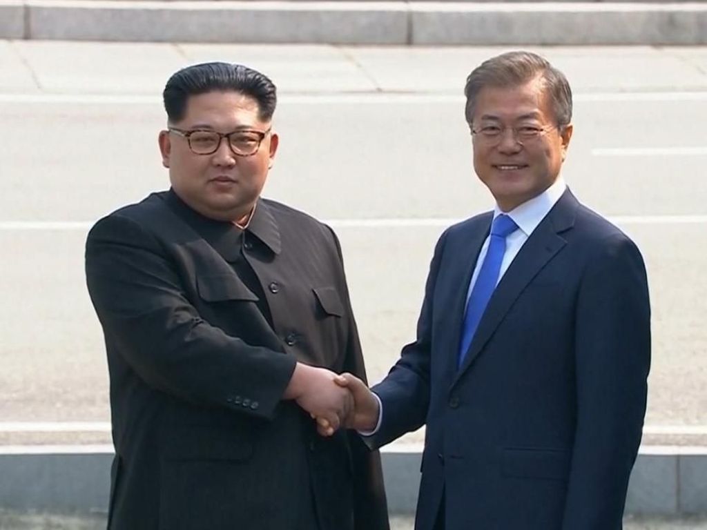 Momen Bersejarah Dua Pemimpin Korea Berjabat Tangan