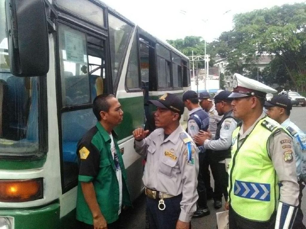 Kopaja-Metromini di Jaksel yang Ugal-ugalan Dirazia Kopaja-Metromini di Jaksel yang Ugal-ugalan Dirazia