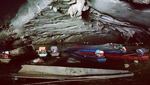 Foto: Gua Tanpa Cahaya & Kolam Keramat