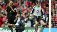 Manchester United 0-0 Arsenal (Arsenal menang 5-4 lewat adu penalti, final Piala FA) 21 Mei 2005. Ketiadaan gol membuat laga harus sampai ke babak adu penalti, bikin ketegangan memuncak. Paul Scholes luput mengeksekusi di momen penting dan pada akhirnya eksekusi Patrick Vieira menjadi penentu. (Foto: Adrian Dennis/AFP)