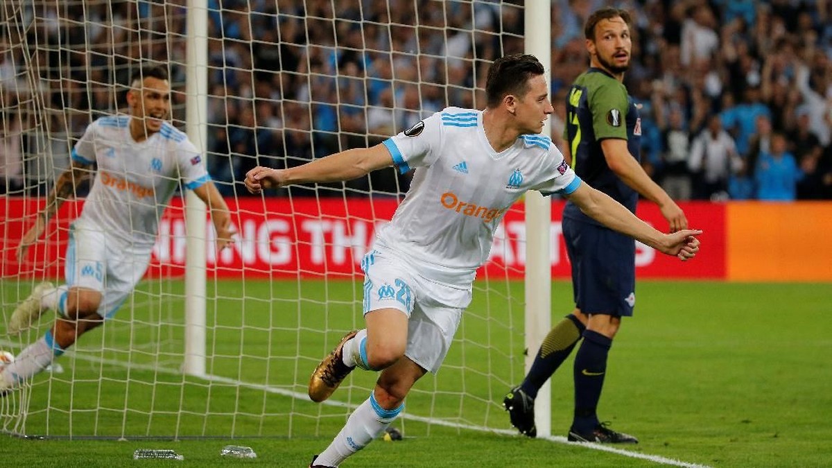 Florian Thauvin merayakan gol pertama Marseille ke gawang Salzburg (Foto: Jean-Paul Pelissier/Reuters)