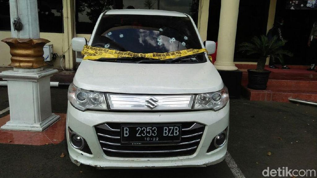 Mobil Perampok Penumpang Grab yang Penuh Lubang Diberondong Polisi