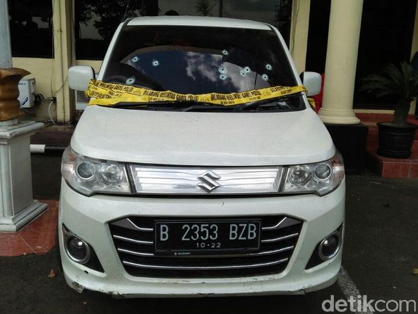 Mobil Perampok Penumpang Grab yang Penuh Lubang Diberondong Polisi