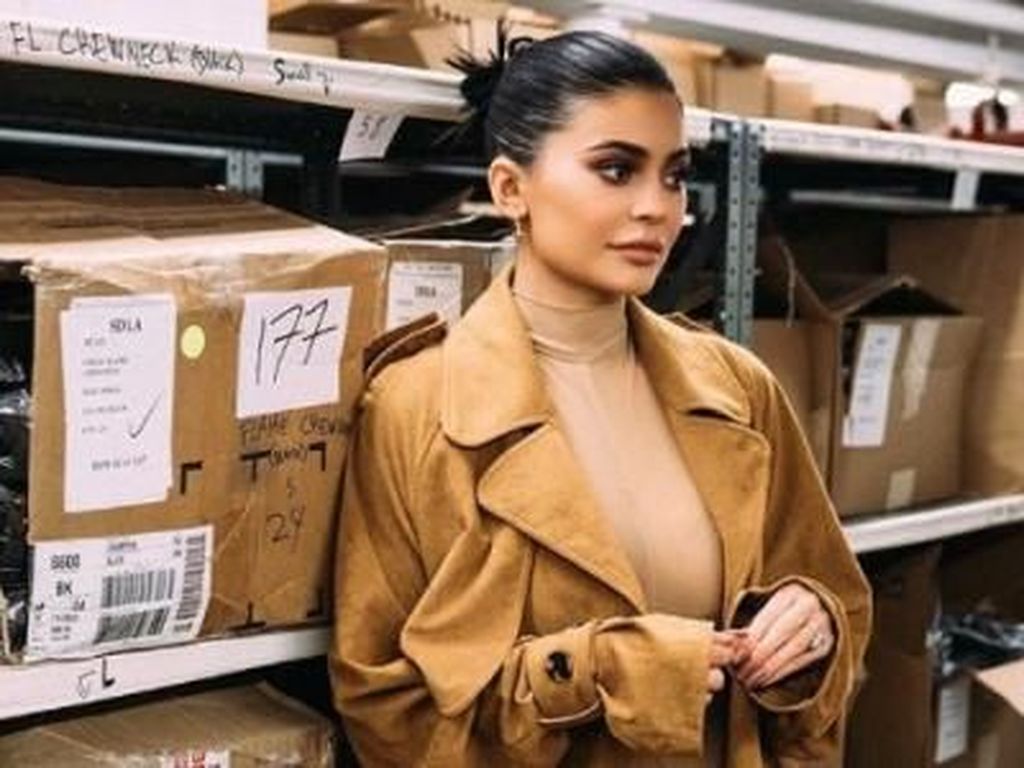 Bikin Iri, Kylie Jenner Hadiahi Fans Tas Louis Vuitton Rp 30 Juta Bikin Iri, Kylie Jenner Hadiahi Fans Tas Louis Vuitton Rp 30 Juta