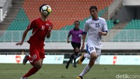 Sedangkan Korea Utara, bermain lebih hati-hati. Mereka menunggu datangnya bola sambil sesekali melakukan serangan balik melalui kecepatan sayap kiri dan kanan yang dimilikinya.