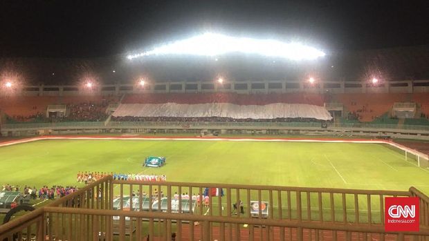Para suporter Timnas membentangkan bendera Merah Putih raksasa di tribune timur Stadion Pakansari Cibinong. (