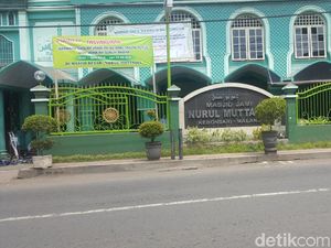 Seorang Pria Tak Dikenal Rusak Masjid di Malang Seorang Pria Tak Dikenal Rusak Masjid di Malang