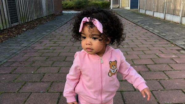 Lucunya Bocah Blasteran Thailand-Swiss Berambut Keriting Ini