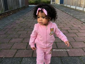 Lucunya Bocah Blasteran Thailand-Swiss Berambut Keriting Ini