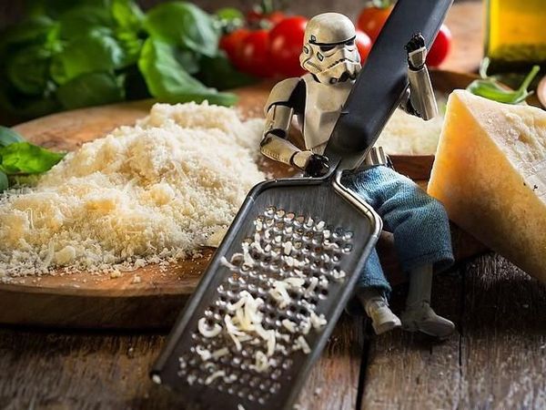 Intip Aksi Eric, Stormtrooper Imut yang Lagi Belanja Sayuran dan Minum Jus Buah