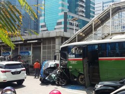 Bus Mayasari Tabrak Sejumlah Kendaraan di Slipi Jakbar