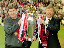 Brian Kidd (kiri) adalah anak asli Manchester dan lulusan akademi MU. Dia pun memulai karier profesional di Setan Merah. Dia lantas sempat memperkuat Arsenal dan berlanjut ke City. Kini Kidd menjadi asisten manajer di City setelah sempat menjabat posisi serupa di MU pada 1991-1998. (Foto: Ben Radford/Allsport/Getty Images)