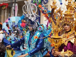 Pakaian Adat Aceh Pukau Penonton Karnaval Asia Afrika Bandung