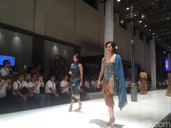 Wow! Srikandi BUMN Lenggak-lenggok di Catwalk