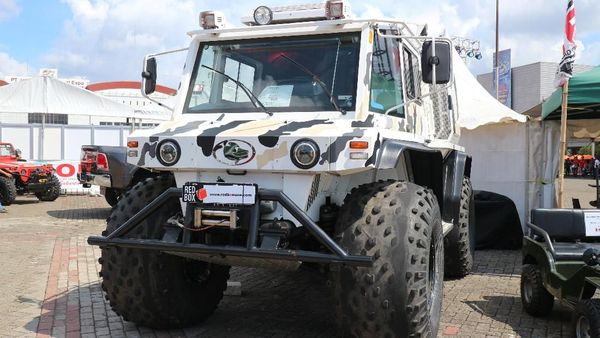 Mobil Dua Alam Berbadan Bongsor