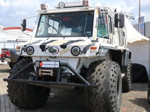 Mobil Dua Alam Berbadan Bongsor