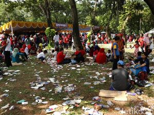 Waduh Sampah Berserakan di Monas