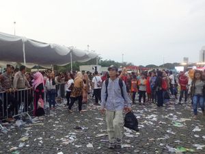 200 Petugas Berjibaku Bersihkan Monas Usai Acara Bagi-bagi Sembako