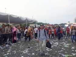 200 Petugas Berjibaku Bersihkan Monas Usai Acara Bagi-bagi Sembako