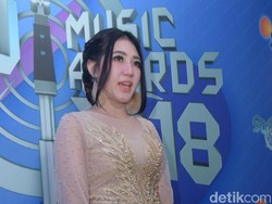 Disebut Sombong Bungkus Headphone dengan Tisu, Ini Kata Via Vallen