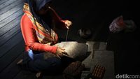Melihat Pembuatan Kerajinan Dari Limbah Kayu