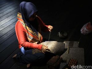 Melihat Pembuatan Kerajinan Dari Limbah Kayu
