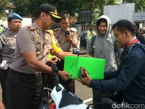 Polisi Ciamis Beri Hadiah ke Pemotor yang Taat Lalu Lintas